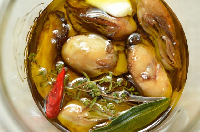 オリーブオイルを注ぐ