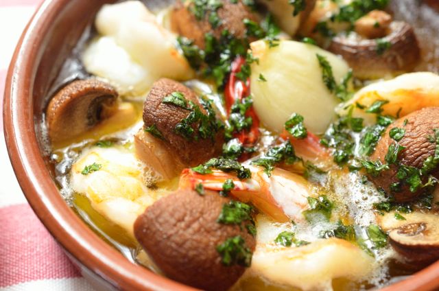 完成したエビのアヒージョ