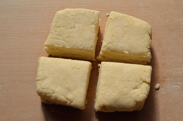 生地をカットする